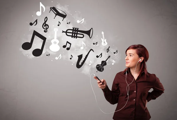 Vacker ung kvinna sjunga och lyssna på musik med musica — Stockfoto