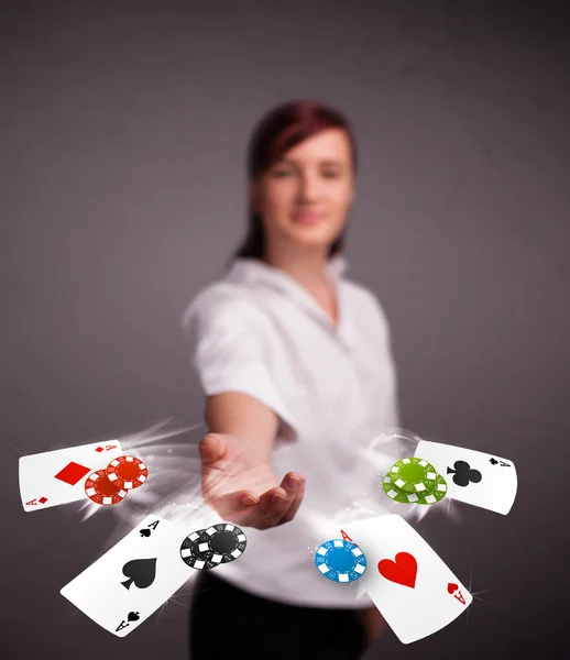 Mujer joven jugando con cartas y fichas de poker — Foto de Stock