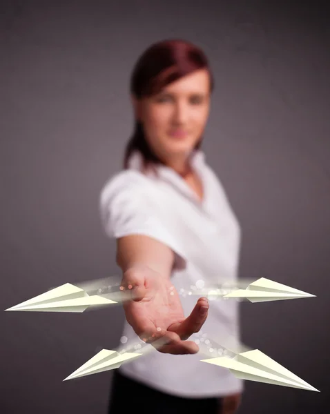 Linda senhora jogando origami aviões — Fotografia de Stock