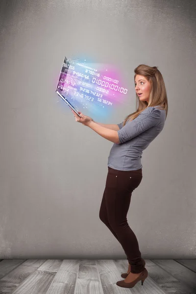 Alkalmi nő kezében laptop robbanó adatok és számok — Stock Fotó