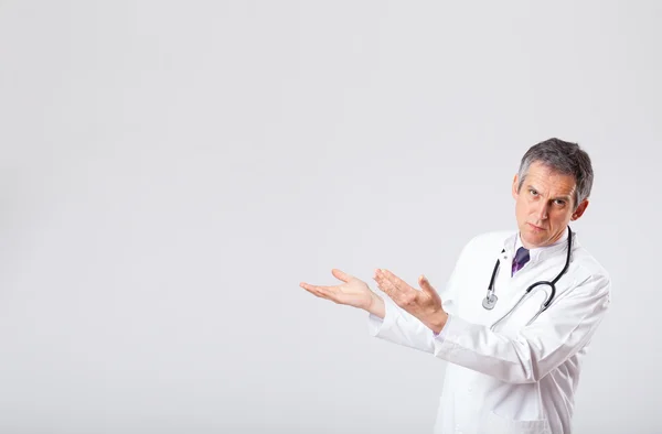 Lekarz słuchający pustej przestrzeni kopiującej stetoskopem — Zdjęcie stockowe