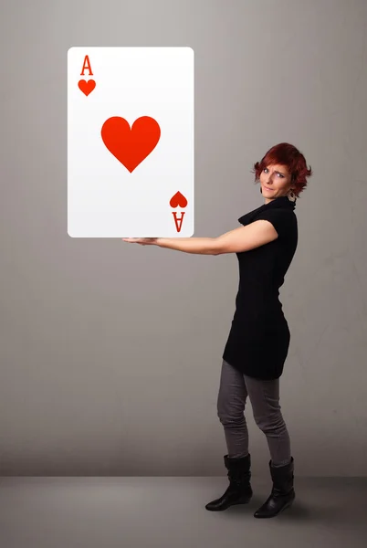 Beautifu mulher segurando um ás coração vermelho — Fotografia de Stock