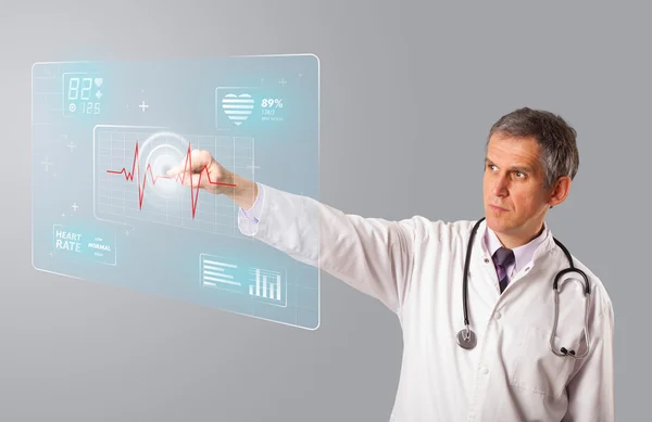 Arts van middelbare leeftijd drukt op moderne medische type knop — Stockfoto