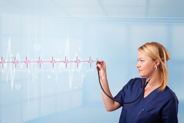 Hübsche Medizinerin hört auf roten Puls und Herzfrequenz — Stockfoto