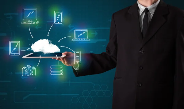 Empresario mostrando computación en nube dibujada a mano — Foto de Stock