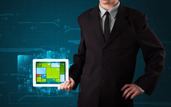 Podnikatel držení tabletu s moderní software operační sy — Stock fotografie