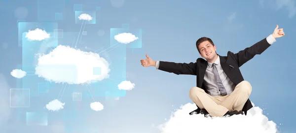 Hombre feliz mirando a la red de nube moderna — Foto de Stock