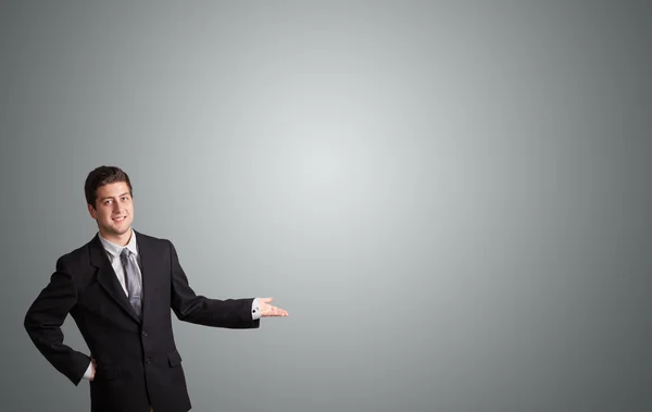 Hombre guapo presentando espacio de copia — Foto de Stock