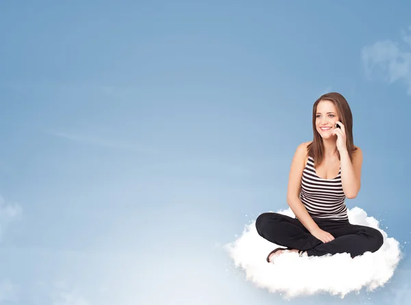 Jonge vrouw zitten op wolk met kopieerruimte — Stockfoto