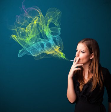 Güzel bayan renkli dumanlı sigara içiyor.