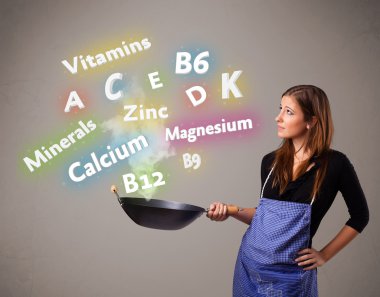 Genç bir kadın vitamin ve mineral pişiriyor.