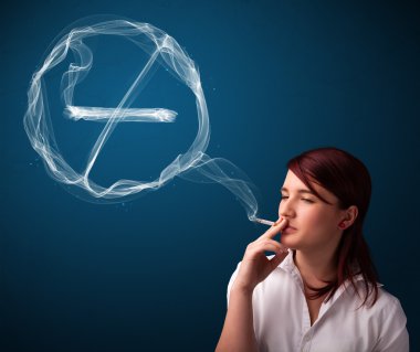 Sigara içmeyen sağlıksız sigara içen genç bayan.