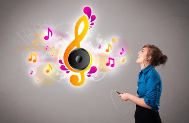 Güzel kız şarkı söylüyor ve müzik dinliyor.