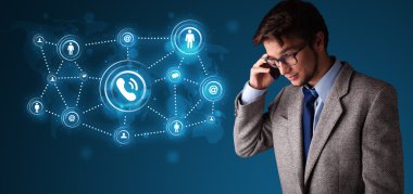 Genç çocuk sosyal ağ simgeleriyle telefon görüşmesi yapıyor