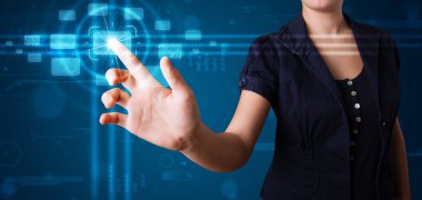 Kadın, modern düğmelere basıyor.