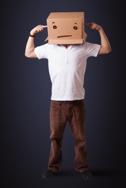 genç adam straig ile kafasına bir karton kutu ile el hareketi