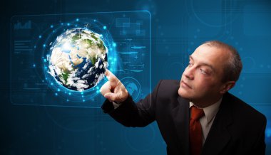 İşadamı yüksek teknolojili 3 boyutlu dünya paneline dokunuyor