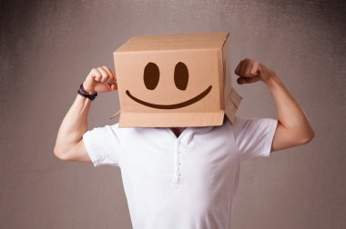 genç adam smiley ile kafasına bir karton kutu ile el hareketi