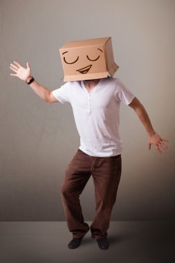 genç adam smiley ile kafasına bir karton kutu ile el hareketi