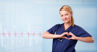 Güzel doktor kırmızı nabız ve kalp atışlarını dinliyor.