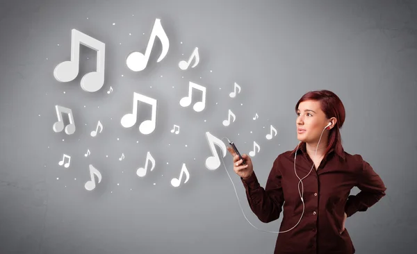 Mulher bonita cantando e ouvindo música com n musical — Fotografia de Stock