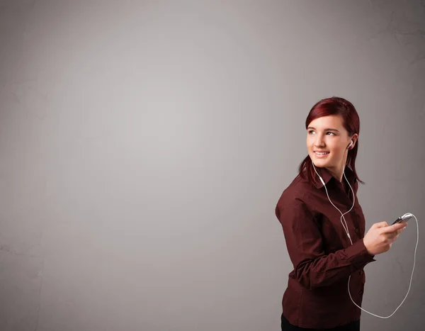 Jovencita cantando y escuchando música con espacio para copiar — Foto de Stock