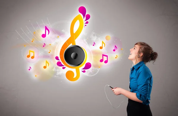 Pretty girl singing and listening to music with musical notes — Stock Photo, Image