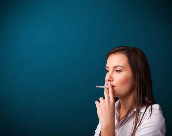 Beautiful woman smoking cigarette vith copy space — Stock Photo, Image