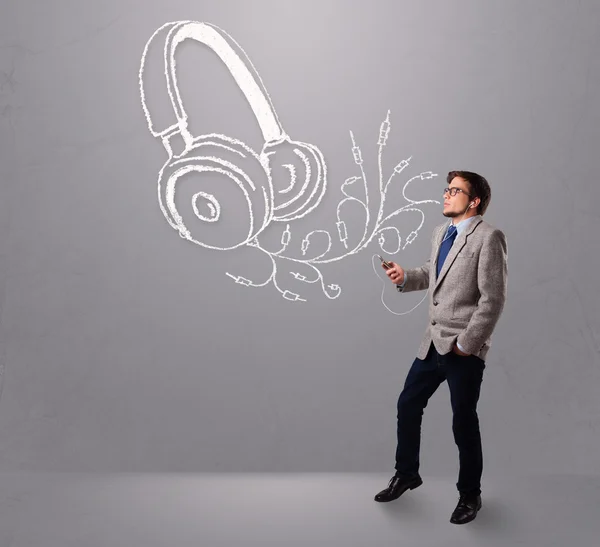 Atractivo hombre cantando y escuchando música con cabeza abstracta —  Fotos de Stock