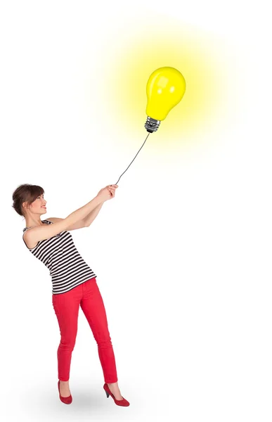 電球を持っている幸せな女性 — ストック写真