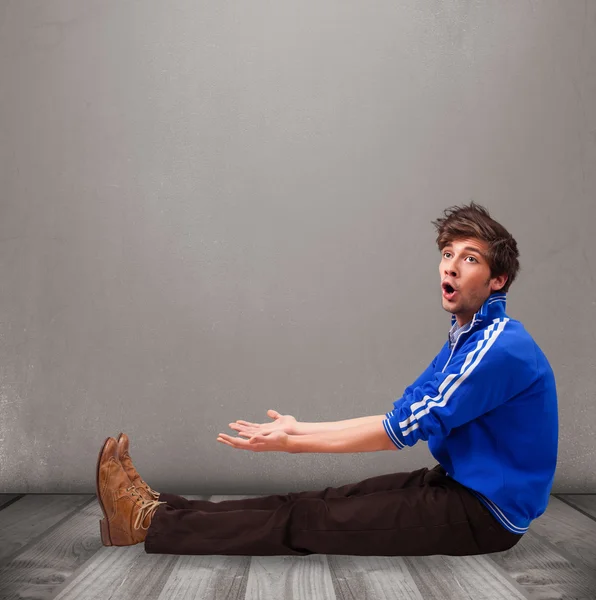 Young man presenting an empty copy space — Stock Photo, Image