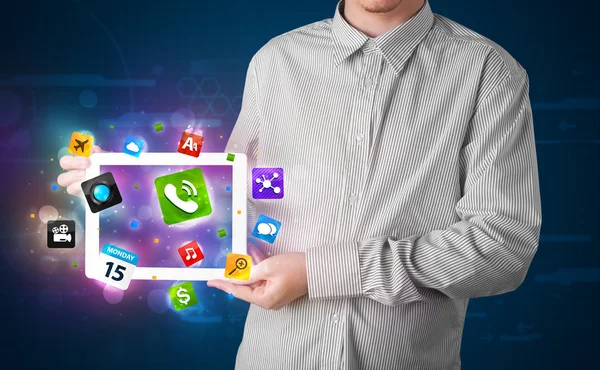 Empresário segurando um tablet com modernos aplicativos coloridos e ícones — Fotografia de Stock