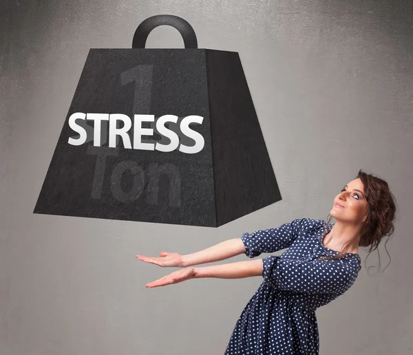 Mladá žena drží tunu stresové váhy — Stock fotografie