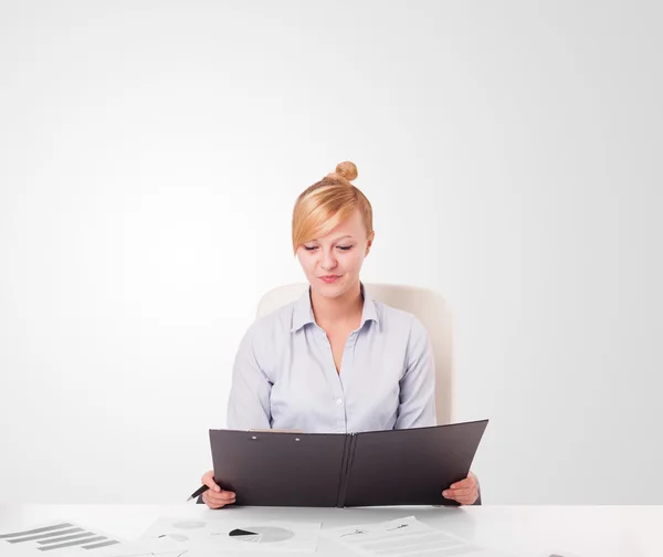 Junge Geschäftsfrau mit schlichtem weißen Kopierraum — Stockfoto