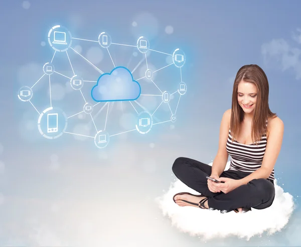 Mujer feliz sentada en la nube con computación en nube — Foto de Stock