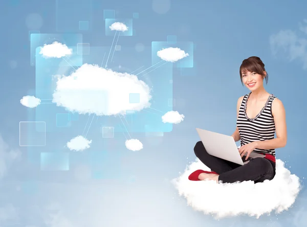 Счастливая девушка смотрит на современную облачную сеть — стоковое фото