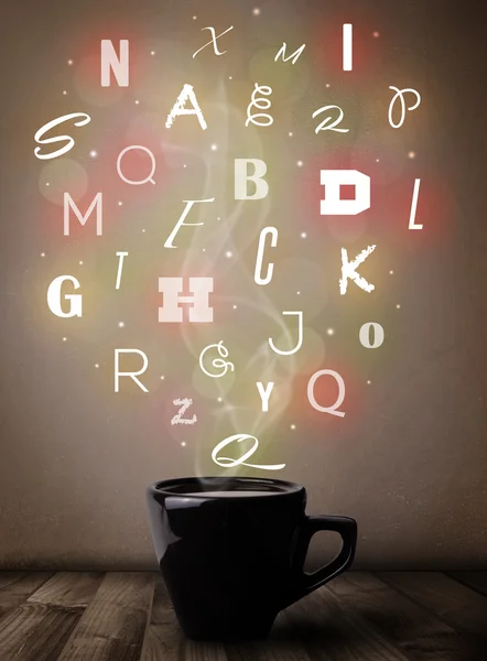 Tazza di caffè con lettere colorate — Foto Stock