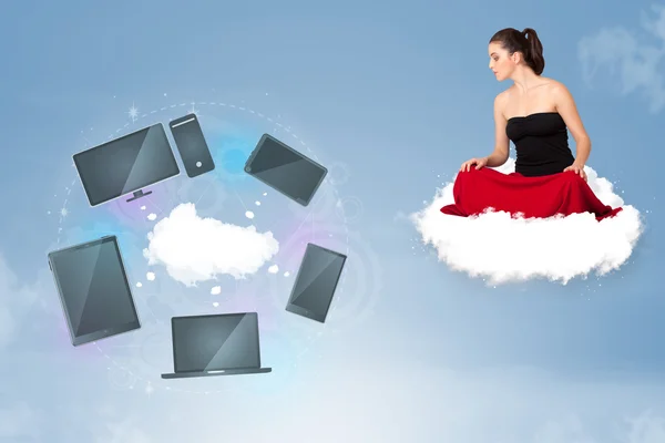 年轻姑娘坐在云端享受云端网络服务 — 图库照片