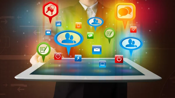 Üzletember modern tabletta bemutató színes szociális jelek — Stock Fotó