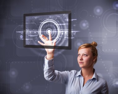 Genç iş kadını modern teknoloji tabletine dokunuyor