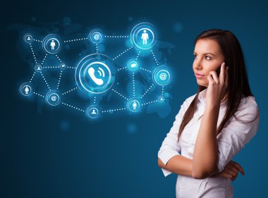 Güzel kız sosyal ağ simgeleriyle telefon görüşmesi yapıyor