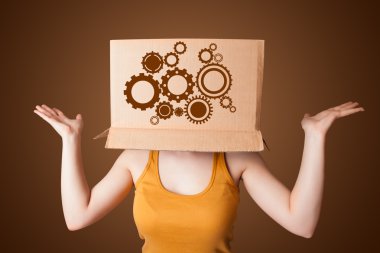 genç bir kadın ile bir karton kutu çıkıntısı ile kafasına el hareketi