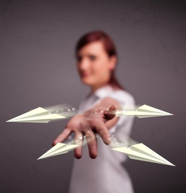 Origami uçaklarını fırlatan güzel bayan.