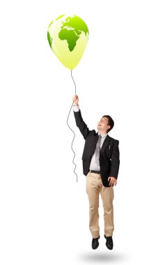 Yeşil bir balon tutan yakışıklı adam.