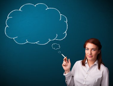 Fikir bulutuyla sigara içen güzel bayan