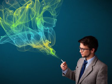 yakışıklı erkek ile renkli duman Sigara İçilmeyen