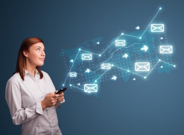 Elinde ok ve mesaj simgeleri olan bir telefon tutan genç bayan.