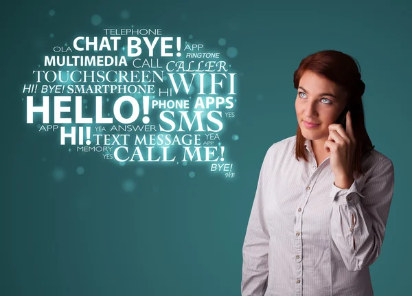 Jeune fille appelant par téléphone avec nuage de mots — Photo