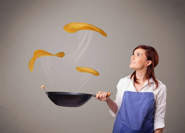 Mujer haciendo panqueques —  Fotos de Stock