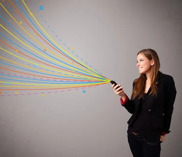 Menina feliz segurando um telefone com linhas abstratas coloridas — Fotografia de Stock